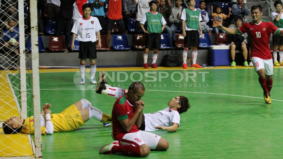 Selebrasi Socrates Matulessy (tengah) usai mencetak gol. 